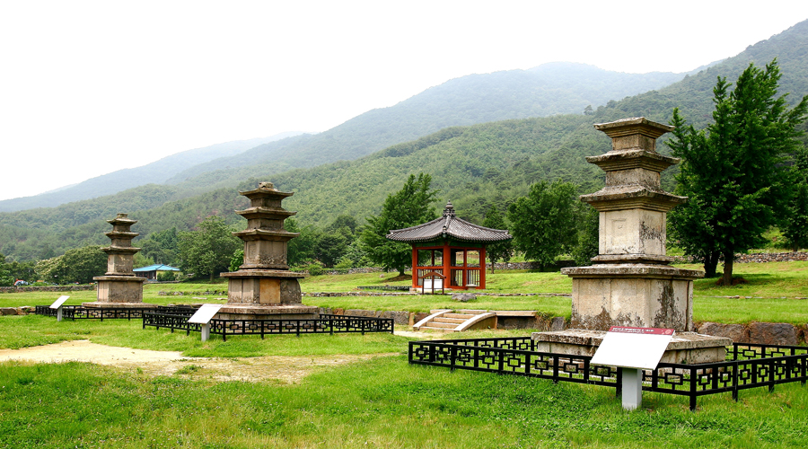 보령 성주사지 동 3층석탑(保寧 聖住寺址 東 三層 石塔)