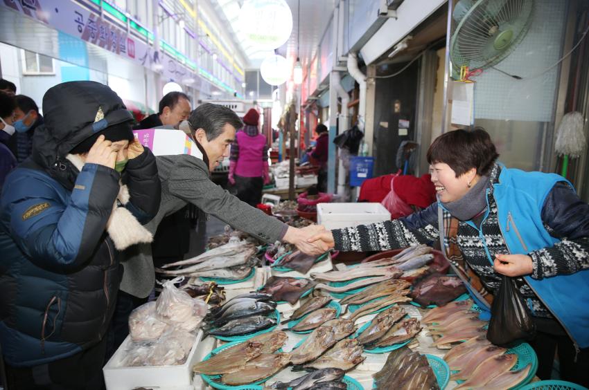 설 명절 앞두고 전통시장 상인 격려나서