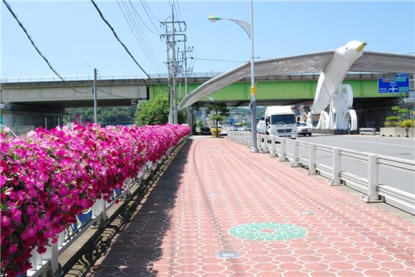 보령시, ‘여름꽃향기 가득’ 꽃다리 시범 설치